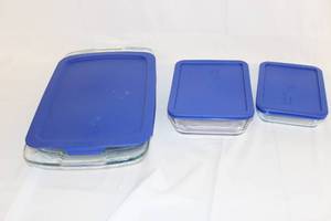lot 135 image: Pyrex Containers with Lids