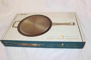 lot 207 image: Cast Iron Skillet