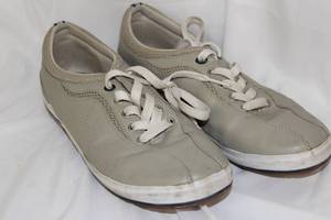 lot 251 image: shoes