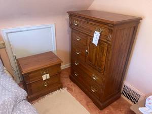 lot 1 image: 3 PIECE OAK BEDROOM SET