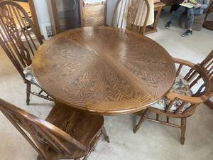 lot 19 image: ROUND OAK DINING SET WITH 1 LEAF AND 4 CHAIRS