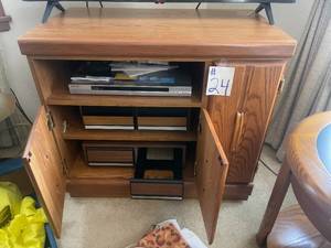 lot 24 image: OAK TV STAND WITH PULL-OUT DVD SHELVES