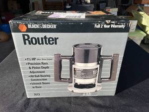 lot 2 image: Black and Decker Router