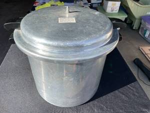lot 7 image: Aluminum Mirro-Matic 22 Quart Outdoor Deep Fryer Pot 12DIA x11D w Tongs