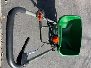 lot 13 image: Scotts Fertilizer Spreader
