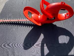lot 14 image: 16 Black and Decker Hedge Trimmer