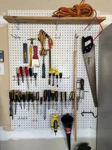 lot 27 image: Nice Lot of Various Hand Tools and Extension Cords
