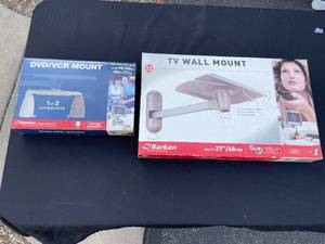 lot 38 image: Barkan TV and VCRDVD Wall Mounts w Boxes