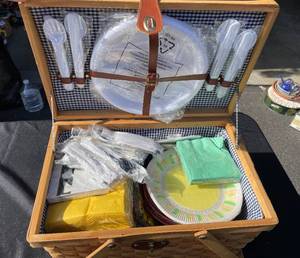 lot 60 image: Picnic Basket With PlatesNapkinsUtensils