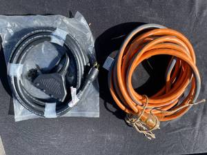 lot 68 image: 2 Extension Cords 250 Volt and 600 Volt
