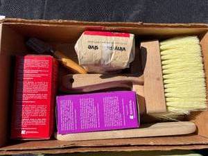 lot 69 image: Sliding Robots  Italian Herb and Gardening Kit  Brushes With Vynel Wall Covering Paste