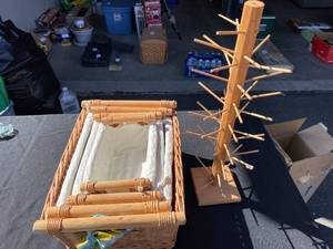 lot 70 image: Craft Stand  4 Stacking Wicker Baskets