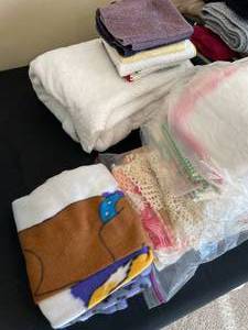 lot 367 image: Bath Towels, Hand Towels, Wash Clothes, Blankets - Various Sizes and Colors