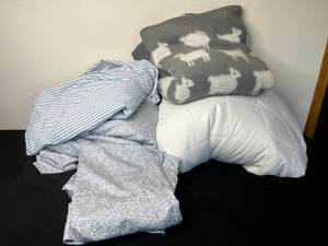 lot 237 image: King Sheet Set w 2 Pillow Cases, Mattress Pad & Blanket