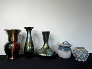 lot 263 image: Various Decorative Vases - Tallest is 13, One Covered Pot - 5 pcs