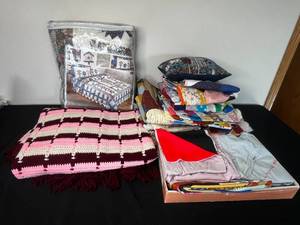 lot 278 image: Birdhouse Quilt, Multicolor Pink Blanket, Birdhouse Pillow, Misc UNFINISHED Quilt Sections and Pieces of Quilting Fabric