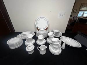 lot 289 image: 68 Pc Set of StyleHouse Fine China Duchess - Made in Japan