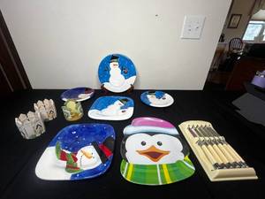 lot 291 image: 1950s Set of 6 Carvel Hall by Briddell Steak Knives. 6 Seasonal Plates & 3 Decorative Votives