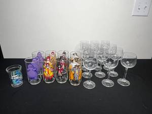 lot 294 image: Set of 8 VTG McDonalds Collector Series Glasses, 12 Wine Glasses, 1 Tom & Jerry Glass