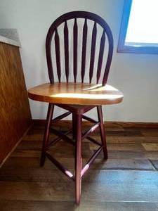 lot 321 image: Wooden Bar Stool That Swivels 41T