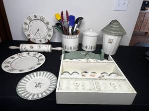 lot 326 image: Lot of Pfaltzgraff Naturewood Kitchenware Inc Cookie Jar, Spice Rack, Clock, Crock w Utensils, Rolling Pin with Wall Mount, Covered Flour Jar & 2 Plates (smaller one is misc and chipped on the bottom)