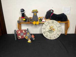 lot 410 image: Home Decor Inc Stuffed Animals, 32 Shelf w Hearts, Sunflower Clock (untested), Mini Quilt Rack, Turkey, Snail & Bird Figurines