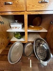 lot 448 image: MCM VTG Anchor Hocking Avocado Green Fruit Glass Serving Bowl, 2 Wooden Bowls, Corning Wear Spice Of Life Covered Casserole Dish