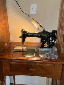 lot 161 image: Antique Singer 15-90 Sewing Machine with Table