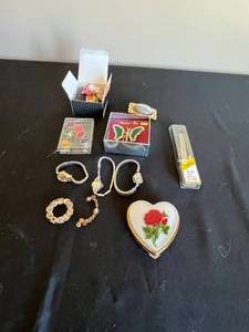 lot 209 image: Costume Jewelry, Womens Timex Watches, Brazilian Agate Belt Buckle, VTG Rose Compact