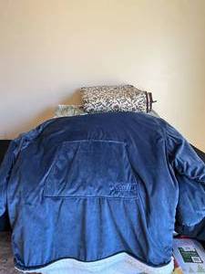 lot 213 image: Palm Leaf King Size Comforter, Navy Blue Comfy, Wildlife Theme Small Quilt