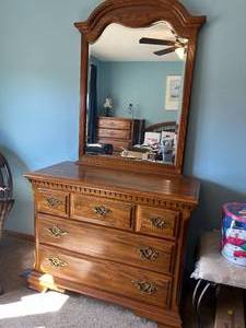 lot 353 image: 3 Drawer Dresser with Mirror