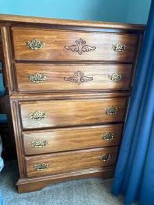 lot 359 image: 5 Drawer Dresser