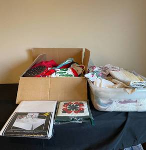 lot 373 image: Kitchen Linens and Hot Pads