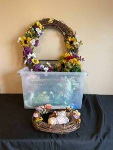 lot 376 image: Artificial Flowers and Wreath Decor