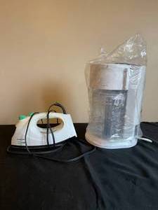 lot 381 image: Betty Crocker Iced Tea  Iced Coffee Maker  Black and Decker Iron - all untested