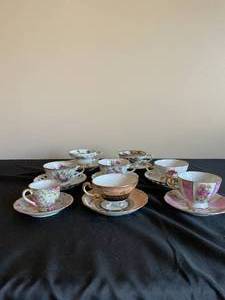 lot 388 image: Vintage Floral Design Tea Cups and Saucers