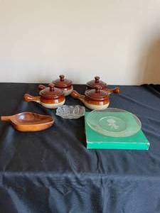 lot 396 image: 4 Bean Pots  Snack Trays  Glass Plate