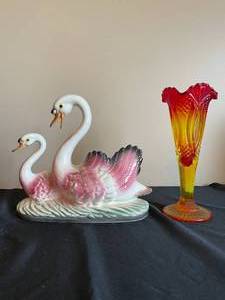 lot 398 image: 1959 Maddux Vintage TV Light  Floral Glass Vase