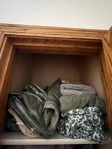 lot 255 image: Contents of Bath Closet Shelf Inc New King Sz Sheet w Pillow Cases, Towels & More