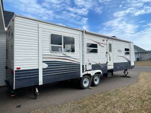 lot 1 image: Keystone Hornet 2008 31RLDS - Gutted - Ready for Remodel