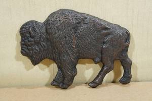 lot 43 image: Rustic Cast Iron Buffalo Wall Dcor