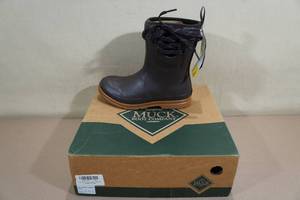 lot 105 image: Womens Mucks Originals Pull-On Mid Boots -Size 5