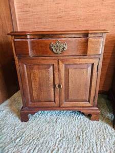 lot 304 image: Century Furniture Traditional Nightstand Pair