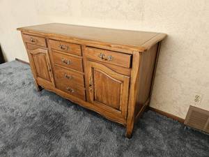 lot 100 image: Traditional Drexel Sideboard Buffet