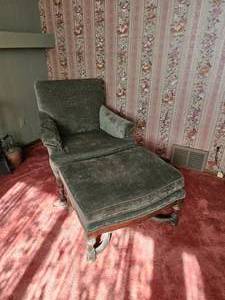 lot 320 image: Vintage Chippendale Lounge Chair