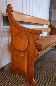 lot 23 image: Vintage Cushioned Church Pew B