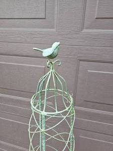 lot 190 image: Tiered Songbird Trellis Group A