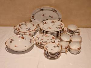 lot 402 image: Normandy Pattern from Haviland & Co, (set for 9)