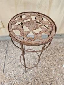 lot 408 image: Iron Daisy Pattern Plant Pedestal