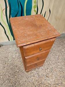 lot 410 image: Charming Three Drawer Cabinet